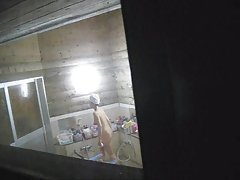 Masturbacija u kadi od lijepe djevojke