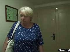Tijekom plesa auddi počeo masturbirati