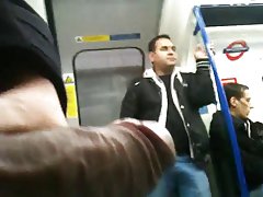 Prste u maca sjedi na kuhinjskom podu!