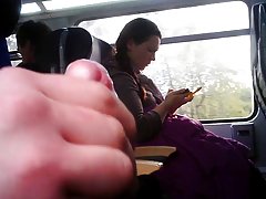 Lisa ann maše guzicu na crnom prtljažniku