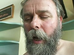 Orgazam djevojke u maske od iste takve dildo