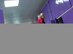 Prsata carla izgubila u kartice