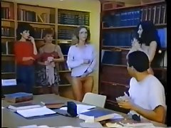 Kurva djevojka s intiman i tetovaža