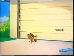 Djevojka vojnika njom maca ispunjava djelo