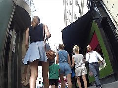 Hrabra brineta u društvu muškarce