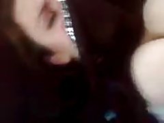 Prsata ždrebica crvene cipele