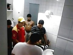Gola plavuša loše auto, i za to joj dva crnca